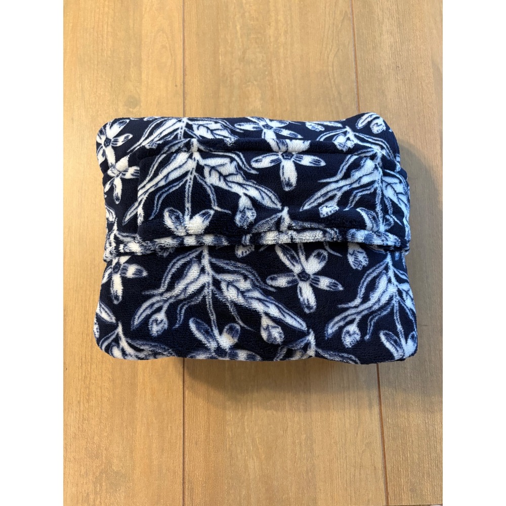 Vera Bradley Fleece Travel Blanket Navy Blue White Etched Floral Pocket 44X60